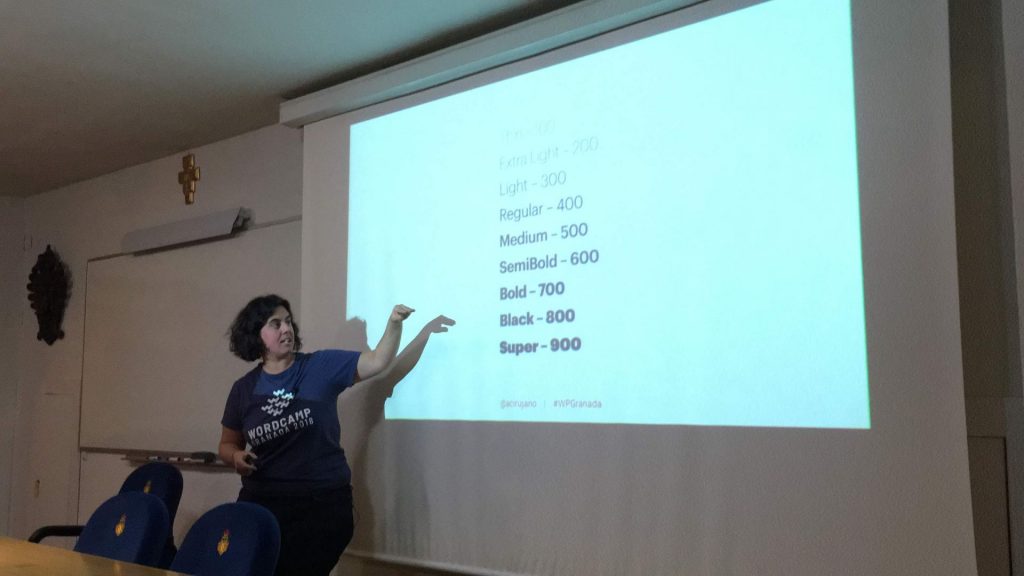 Ana Cirujano explicando en su taller de fuentes variables