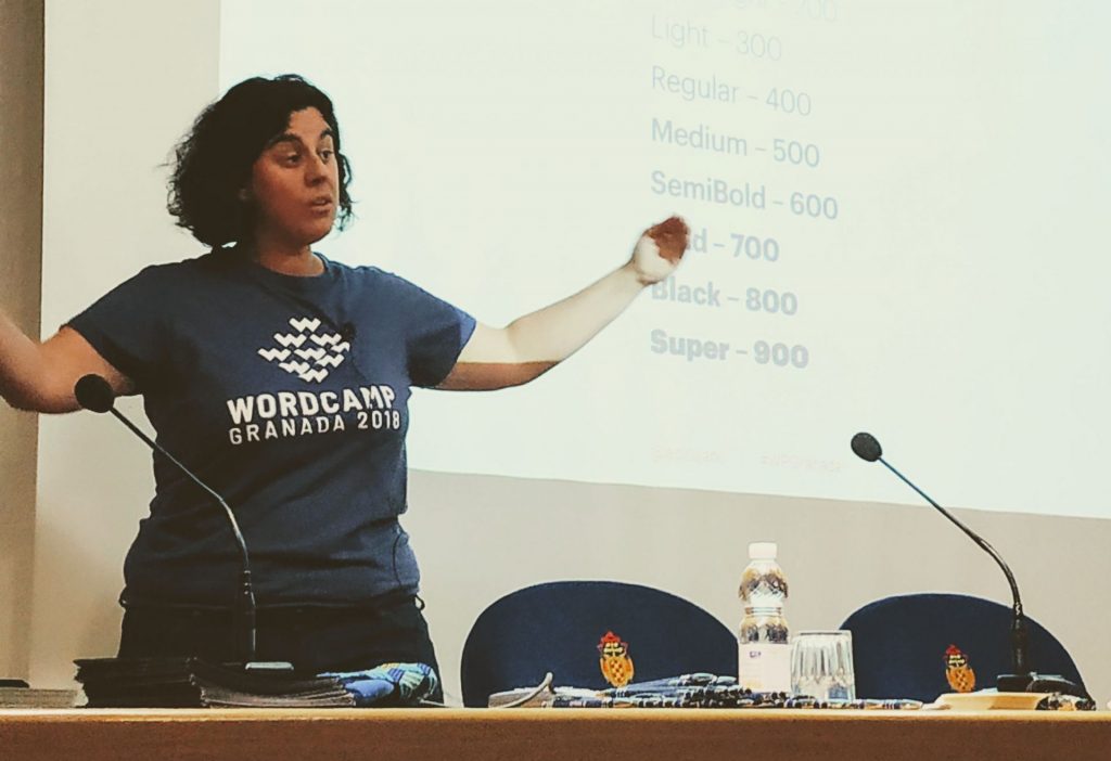 Ana Cirujano hablando de fuentes variables